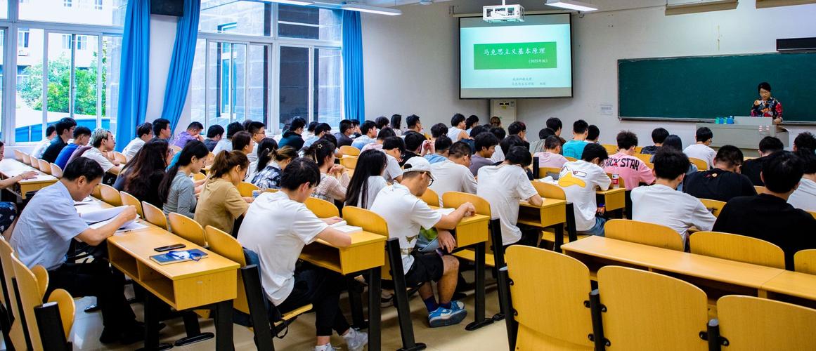 武汉科技大学校领导深入一线检查新学期开学第一课